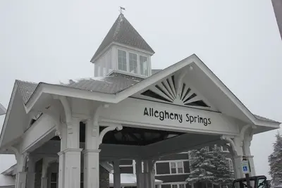 Image de First Floor Allegheny Springs with Private Entrance-free pool use, slopeside, A\/C