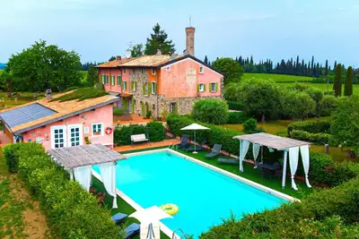 Image de Historical overlooking Lake Garda Villa with private park and swimming pool.