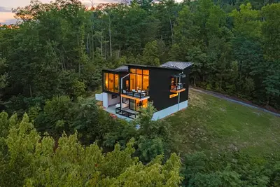 Image de Vayhaus: Contemporary cabin offering stunning views of the Smoky Mountains.