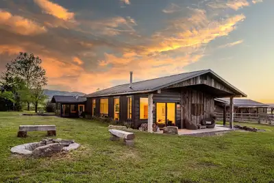 Image de Double T Ranch -Stunning luxury ranch in Gallatin Gateway offering 360 views!