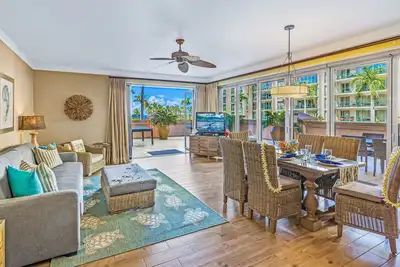 Image de Remodeled Oceanfront Corner Unit - Honua Kai 215
