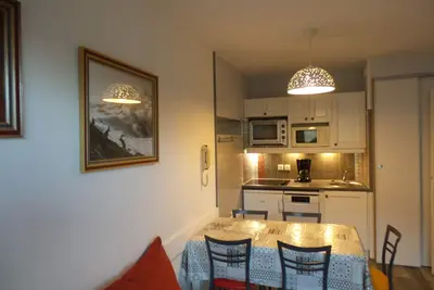 Image de appartement au 1er étage avec vue sur les pistes départ skis aux pieds.