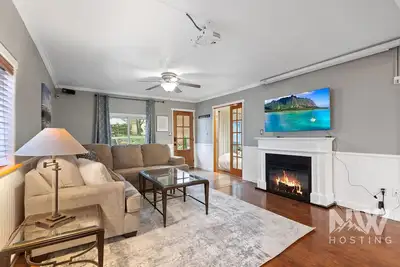Image de Charming Bungalow Near the Lake—Enjoy an Outdoor Fire Table & Relax on the Covered Patio