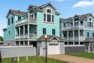 Inn No Hurry: Hot Tub | Elevator | Pool Access