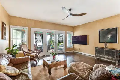 Image de Luxuriously appointed home, ideally located 30 yds from the ocean