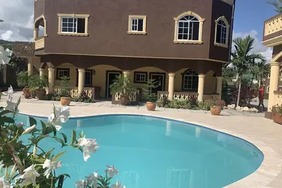Image de Mountain View Two Bedroom Apartment with En-Suite, Open Kitchen and Living Room