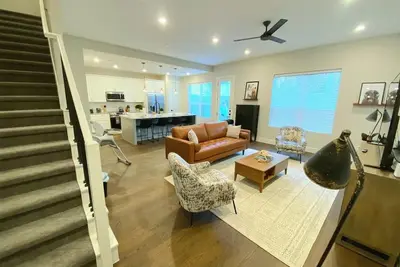 Image de New-build Lax 4 Bedrooms with En-suite Baths 1. 5 Miles to Texas A&M