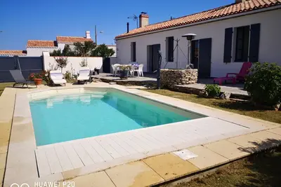 House 500 m from the beach of Luzeronde with heated swimming pool