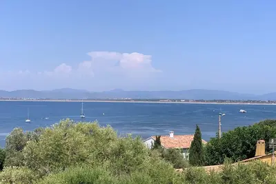 Image de grande villa avec très belle vue mer