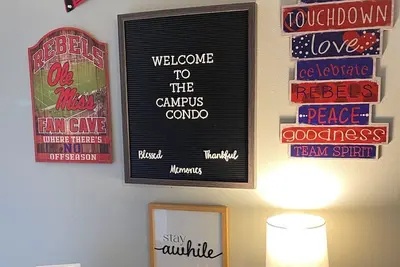 Image de Campus Condo! Awesome Location! Walk To Everywhere!