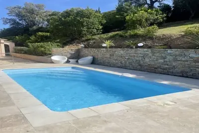 Image de Charmante maison tranquille avec piscine sur jardin de 1700 m clôturé et vue mer
