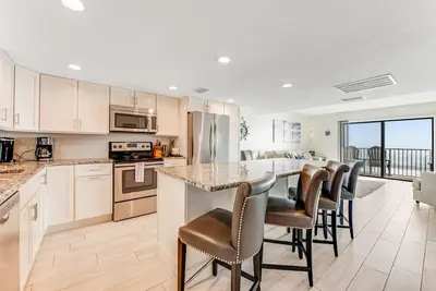 Image de Modern Décor and Ocean Galore! Newly Renovated Oceanfront Condo sleeps 6