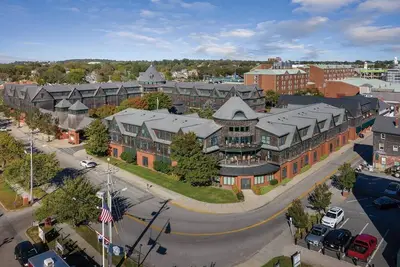 Image de Experience a charming getaway to Club Wyndham Long Wharf in Newport, Ri.