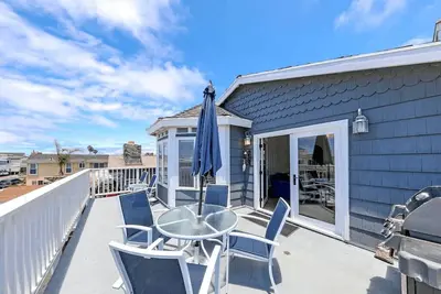 Image de Immaculate Home-Away-From-Home! Fantastic Oceanview Deck | Darling Interior | A Newport Standout!