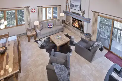 Image de Spacious 3-bedroom penthouse condo, walk or ski to lifts, village and hot tub!