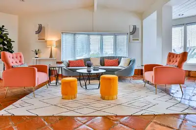 Image de Spacious vacation home with fireplace, yard and pool