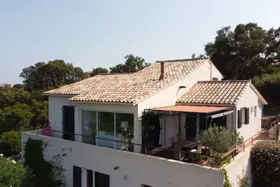 Image de villa moderne avec piscine, environnement très calme, plage à 10 mn à pied