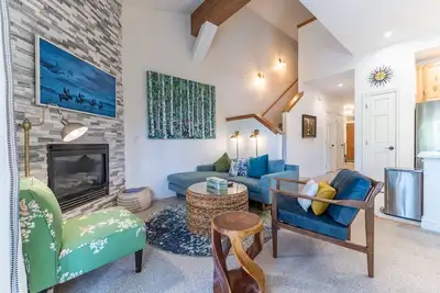 Image de Condo in Silverthorne Close to Ski Resorts w/ Private Balcony & Work Area!