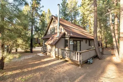 Image de 10 Minute Walk to Snow Summit- Cozy Mountain Cabin