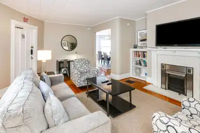 Image de Lovely 2 Bdrm Apartment on Bidwell Pkwy off Elmwood - 2nd Floor