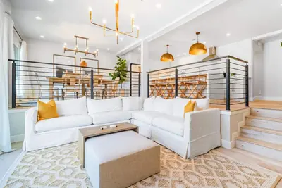 Image de Lux Designer Beach House w views, short walk to beach! Pool, park, tennis! !