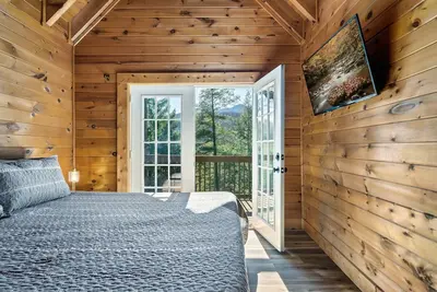 Image de 🎄A+ Location 🍁4Bed+loft🍂HotTub 🍂NewFurniture🍁Renovations 🍁5mi2Gatlinburg