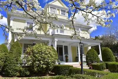 Image de Easy access elegance, minutes from 95, colleges, Gillette and Providence.