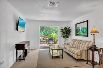 Image de A cozy apartment near downtown and the beach.