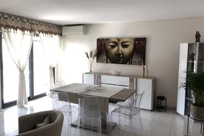 Image de Spacieux T3 avec terrasse au coeur de la ville et en face de la mer! !