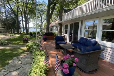 Image de Lake Views, steps to Lake! Two story home, professionally decorated! Sleeps 6!
