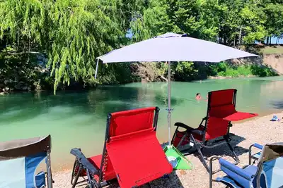 Image de Cabin at Son's Blue River Camp! Stay here & enjoy the gorgeous San Marcos River!