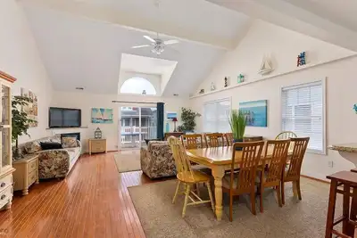 Image de Sept-May 3 Night Min 2025-2026 5 Bedroom3 bath 1 block to the beach and boards