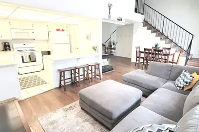 Image de Spacious 2-level Poolside Penthouse 2b + loft| Pools | Clubhouse |Pickleball|Gym