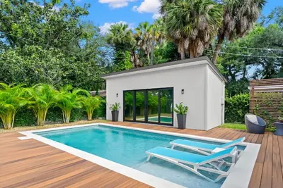 Image de Luxe Executive Home Heated Pool, Outdoor Fireplace, Guesthouse! !