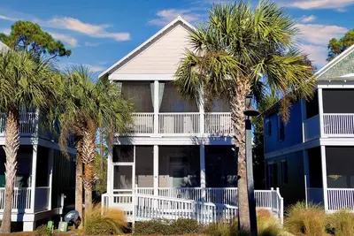 Image de Resort Pool, 2 Mins to Beach! Modern-Coastal Cottage! 2 Screend-In Patios +More!