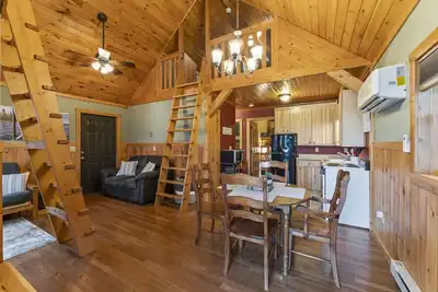 Image de Cozy cabin on the water and still close to everything! !