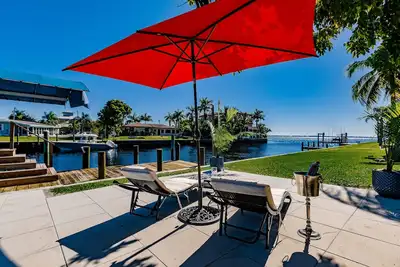Image de Waterfront Modern 4/2 Florida Home Pool Boat Dock And Lift Direct Gulf Access