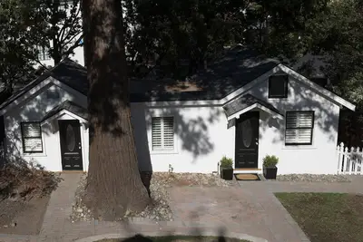 Image de Historic Cottage Adjacent to Downtown Los Gatos — Walking Score is a 10!