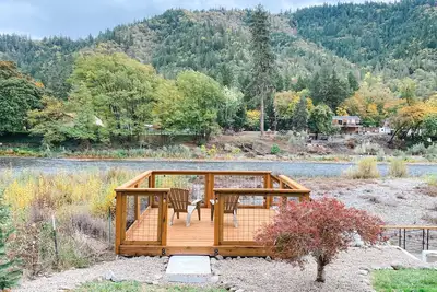 Image de Riverfront House with hot tub, game room and more!