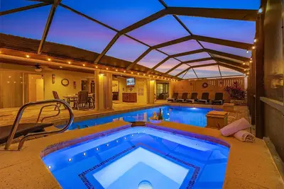 Image de Direct Access Waterfront Villa with Heated Pool & Spa - Edgewater Escape - Roelens Vacations