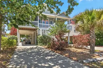 Image de Spacious 3bed/2. 5bath home with included Golf Cart, Hot Tub, 15min walk to beach
