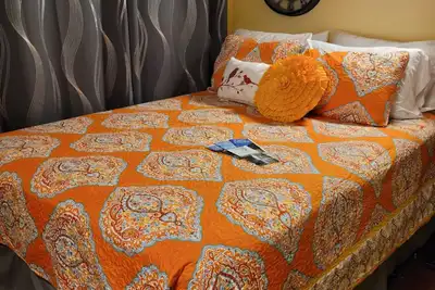 Image de Cozy Cottage Retreat – Private Yard, Sunset Views & Peninsula Access