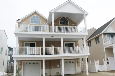 Image de This extra large home features a bonus room that was made into a Tv room