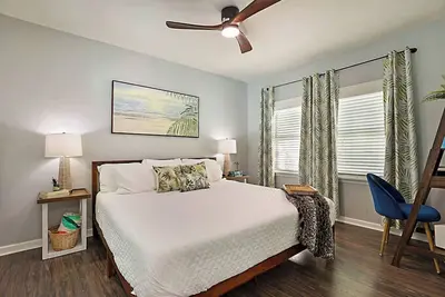 Image de Paradise! Cozy Bungalow, Steps to Beach & Downtown