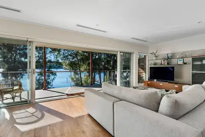 Image de Lakeside - relaxed 3 Br waterfront retreat