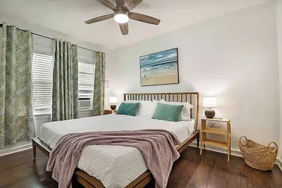 Image de Steps to Beach & Downtown! Private Patio & Parking
