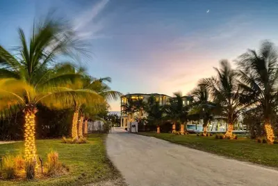 Image de Oceanfront Luxe Retreat w/ Rooftop