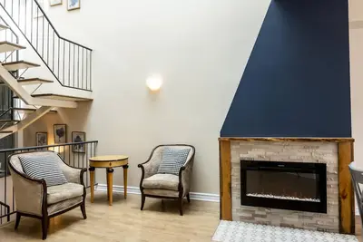Image de Open floorplan with country accents and a modern