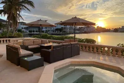 Image de Waterfront Mansion Luxury House. Hot Tub and Pool. Perfect Family Gathering.