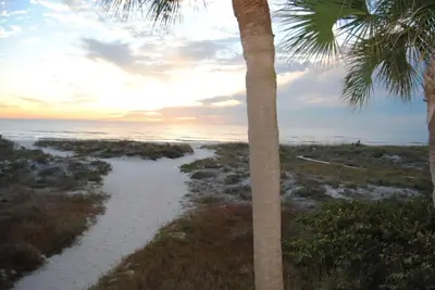 Image de Enjoy Beachfront Views! Walk to John's Pass!